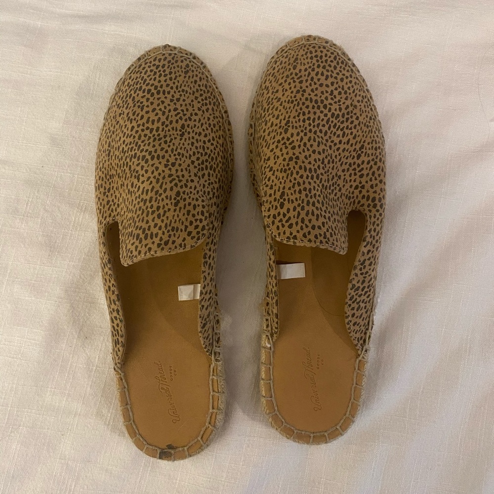 Universal thread (target) slip on shoes